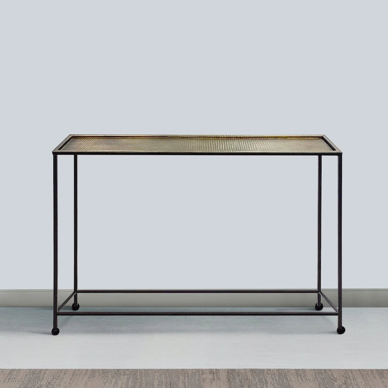 Console de 48 pouces, plateau en bronze antique martelé artisanalement, structure industrielle en fer noir