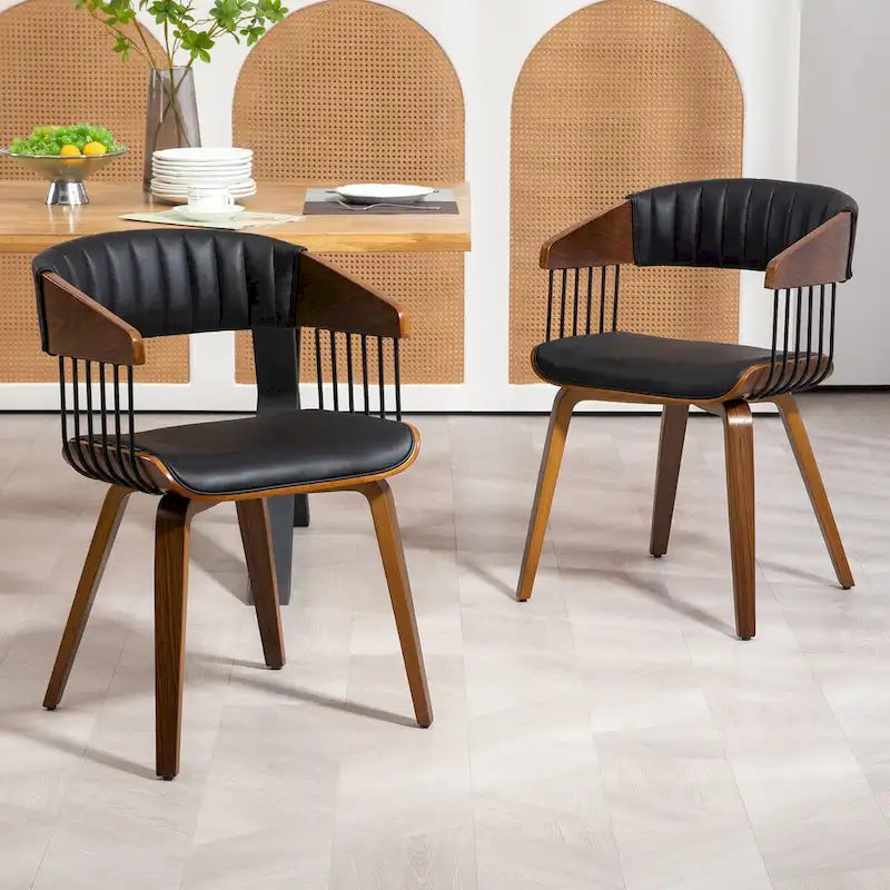 Chaise de salle à manger noire en similicuir avec structure et pieds en bois de noyer
