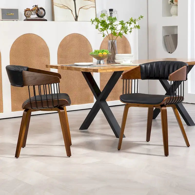 Chaise de salle à manger noire en similicuir avec structure et pieds en bois de noyer